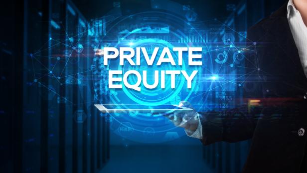 Person holding tablet, business concept 8 Fragen und Antworten zu Private Equity