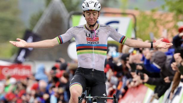 Der nächste Sieg: Tadej Pogacar jubelt beim Fleche Wallonne 2025 Der nächste Sieg: Tadej Pogacar jubelt beim Fleche Wallonne 2025