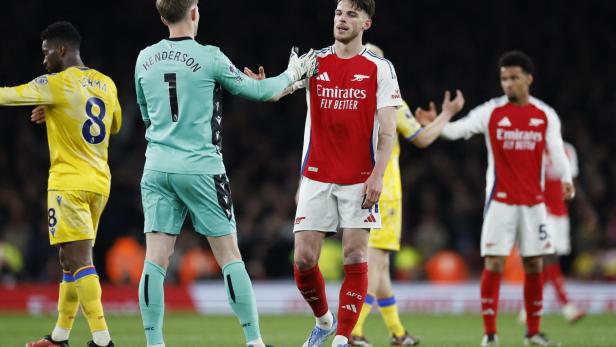 Spieler von Arsenal und Crystal Palace begrüßen sich vor einem Premier-League-Spiel.