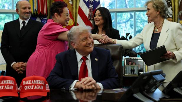 U.S. President Trump signs executive orders at the White House Harvard und Co.: Trump unterzeichnete Dekrete gegen "woke" Unis