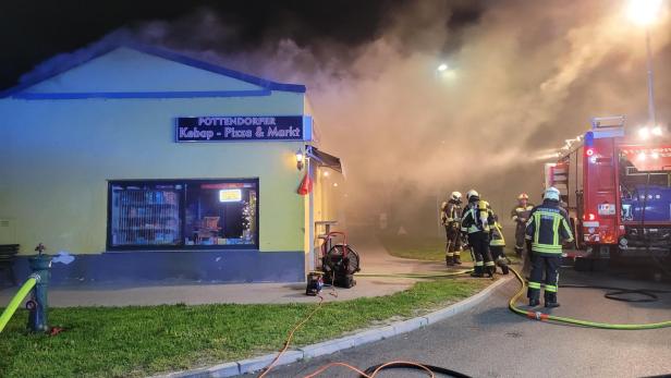 Gastronomiebetrieb in Pottendorf in Flammen: Suche nach Brandursache