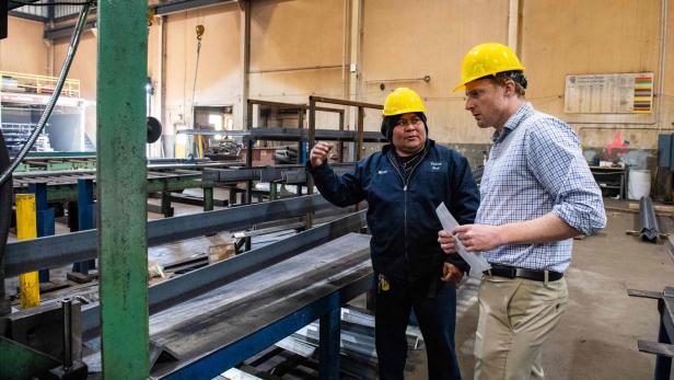Arbeiter in einem Industrieunternehmen Arbeiter in einem Industrieunternehmen
