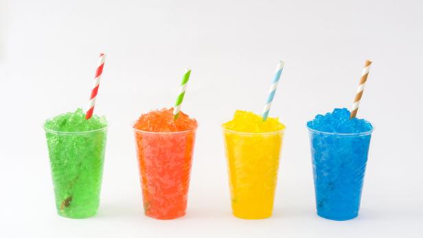 Damit Slush-Eis nicht komplett gefriert, enthält es häufig Glyzerin als eine Art Frostschutzmittel.