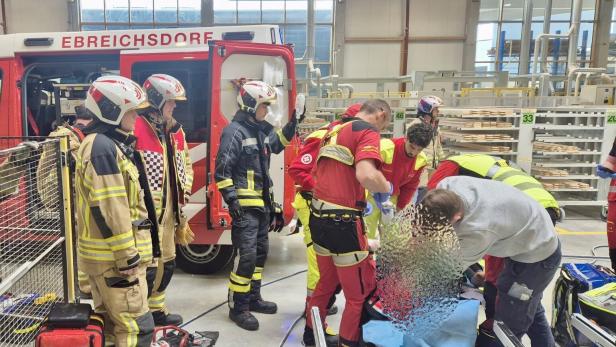 Schwerverletzter nach Arbeitsunfall: Mann in Maschine eingeklemmt