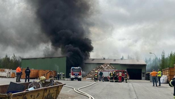 Feuerwehr-Großeinsatz: Müll-Lagerhallen im Bezirk Zwettl in Flammen