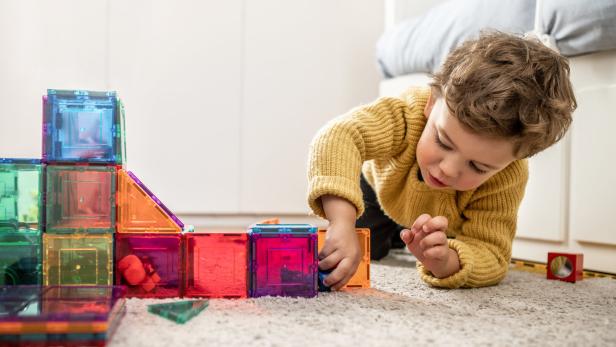 Boy playing with building Blocks Viele Eltern sehen Spielzeug als zu wenig nachhaltig.