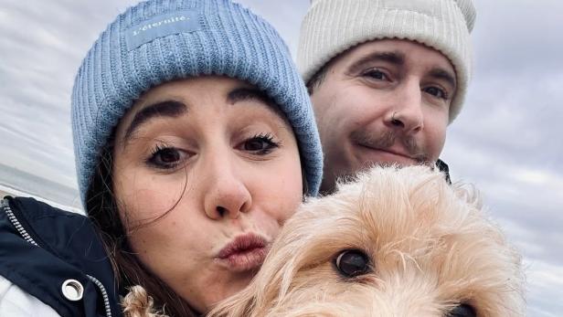 David Friedrich und seine Frau Sina posieren mit ihrem Hund