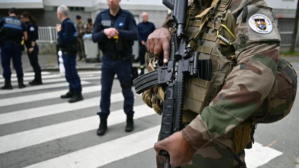 FRANCE-SCHOOL-POLICE-ASSAULT Messerattacke an französischer Schule: Ein Todesopfer, drei Verletzte