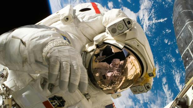 Astronaut schwebt im Weltall vor der Erde