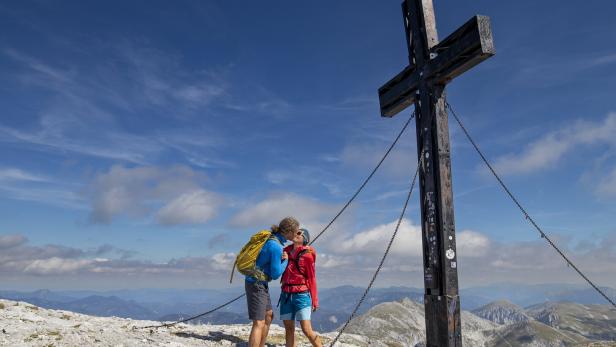 46-206457052 Paar küsst sich vorm Gipfelkreuz des Hochschwabs