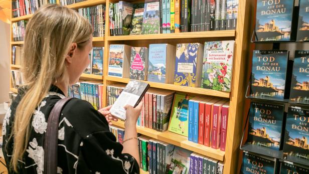 Geschenkartikel und Fotowand: Wie Morawa den Buchhandel neu definiert