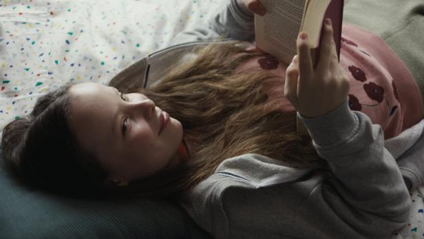 Laeni Geiseler als zwölfjährige Schülerin, die ihre Eltern kontrollieren kann: „Was Marielle weiß“