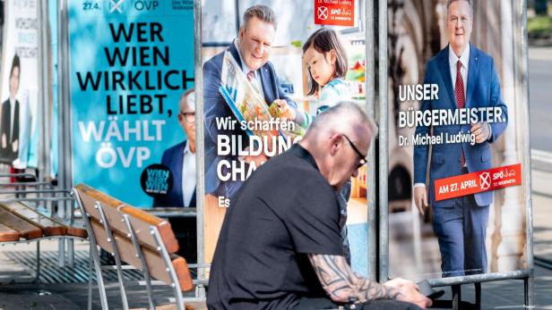 Wien-Wahl 2025 Symbolbild zum Liveticker: Ein Wiener sitzt vor Wahlplakaten der SPÖ
