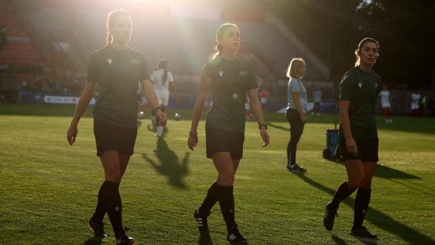 Das Frauen-Schiedsrichterteam im Stadion von Dijon (Symbolbild)