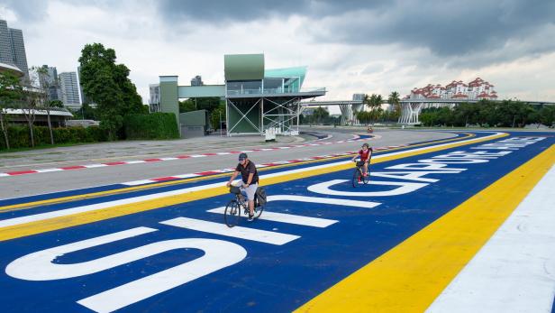 46-214689710 Mit dem Rad auf der Formel-1-Strecke seine Runden drehen