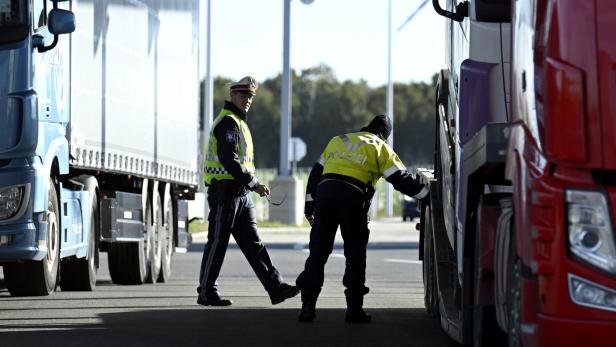 NIEDERÖSTERREICH: SCHWERPUNKTKONTROLLE "WINTERAUSRÜSTUNG FÜR LKW" AUF DER OSTAUTOBAHN (A4)