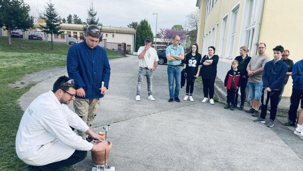 Vor der Schule wurde mit einem Thermit-Versuch gezeigt, wie das Verschweißen von Eisenbahnschienen funktioniert.