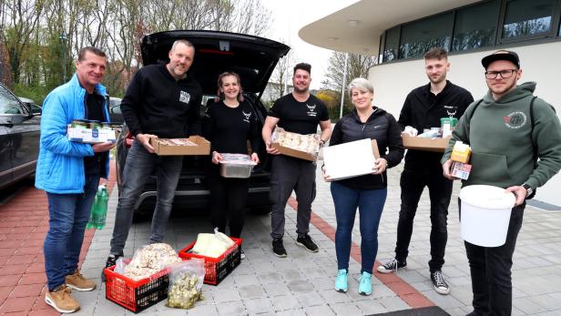 46-214678814 Mitglieder des Grillvereins „Sizzle Neighbours“ sammelten in Parndorf gespendete Zutaten.