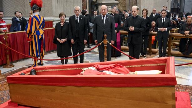 Van der Bellen und Stocker erweisen aufgebahrtem Papst letzte Ehre