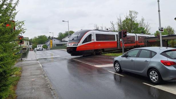 Die gefährliche und unfallträchtige Bahnkreuzung mit der Manker Straße in Wieselburg wird mit einer Schrankenanlage abgesichert 