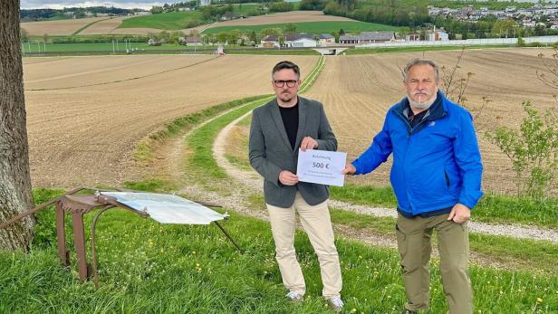 Ortsvorsteher Scherscher und Dorferneuerungsobmann Hinterholzer sind empört