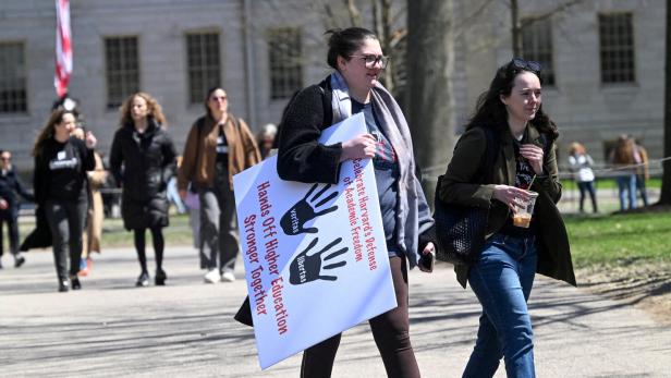 FILE PHOTO: Trump administration seeks records from Harvard on foreign funding and ties US-Regierung nimmt Visa-Entzug für Studenten vorerst zurück