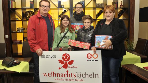 Adi Kalchbrenner (li.) und Thomas Klepits überreichten Familie Deutsch die Geschenke, die zu Weihnachten unterm Baum liegen werden