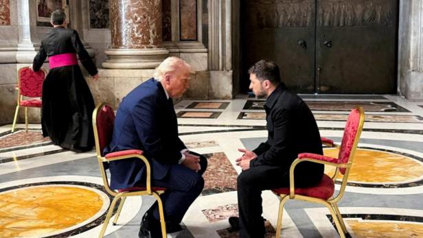 Der dritte Stuhl wurde weggebracht: Trumps  und Selenskij im Petersdom  