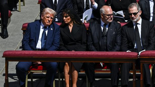 Bestattung Papst Franziskus: Trump verstößt gegen Dresscode 