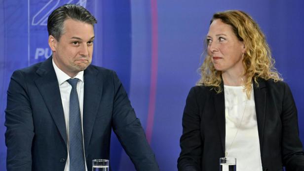 Ab auf die Oppositionsbank heißt es für Dominik Nepp (FPÖ) und Judith Pühringer (Grüne).