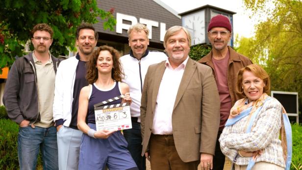 Das Team des Films „Extrawurst“ mit Hape Kerkeling vor dem RTL-Gebäude.