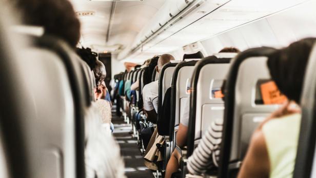 Blick in die Sitzreihen eines Flugzeugs