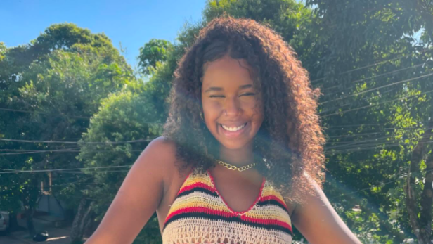 Karen Silva: 17-Jährige posiert im Sonnenschein für ein Foto