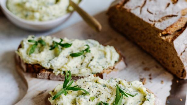 Zu sehen sind Brotscheiben mit einem Erdäpfelkas und Estragon Aufstrich.