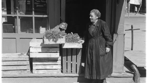 Historische Aufnahme einer Greißlerin vom Naschmarkt in Wien
