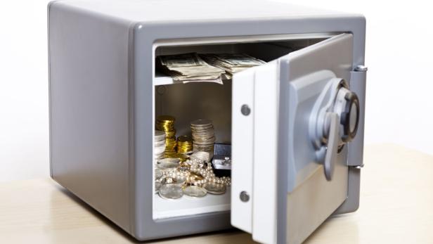 open safe Ein Safe mit Geld und Schmuck