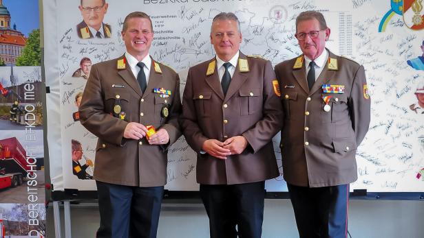 Der neue Melker Bezirkskommandant Manfred Babinger (l.) mit Landeskommandant Dietmar Fahrafellner und dem scheidenden Bezirckschef Roman Thennemayer  