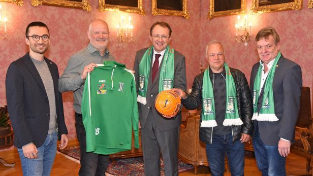 Freude über neue Heimat für Traditionsverein: Bürgermeister Stadler (3. v. li.) und SC St. Pölten Obmann Sumetsberger (2. v. li.)