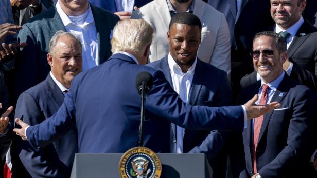 Donald Trump am Rednerpult mit Footballspielern der Philadelphia Eagles.