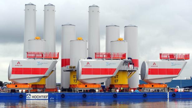 In Bremerhaven stehen &quot;Gondeln&quot; und Türme für den Transport bereit. Areva stellt auch die 70 Anlagen für die Offshore-Windpark von Iberdrola her.