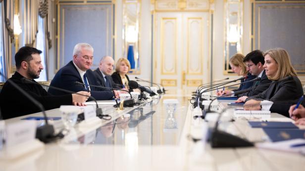 Außenministerin Beate Meinl-Reisinger (NEOS) besuchte heuer bereits den ukrainischen Präsidenten Wolodymyr Selenskyj. Heute soll Selenskyj in Österreich ankommen.