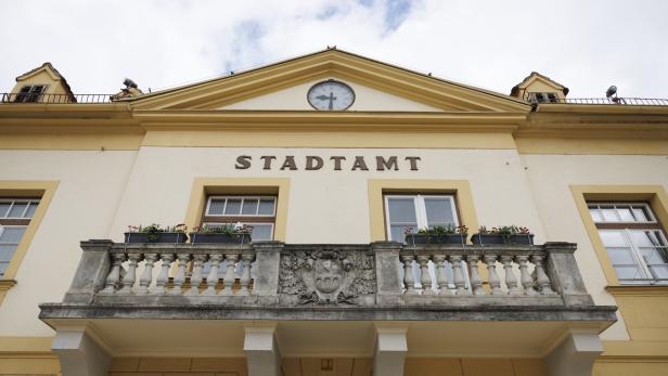 Rathaus von außen mit Schriftzug Stadtamt 