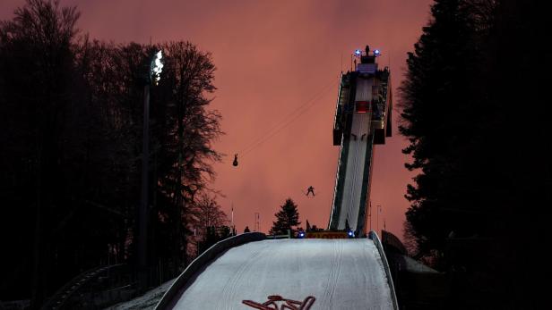 Skispringer beim FIS Skifliegen Weltcup in Oberstdorf.