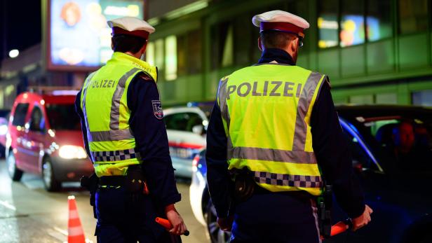 Polizisten bei Verkehrskontrolle