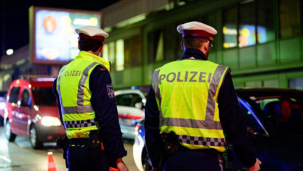 Polizisten bei Verkehrskontrolle.