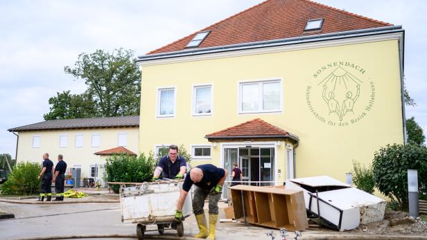 NIEDERÖSTERREICH: UNWETTER - AUFRÄUMARBEITEN NACH ERNEUTEM STARKREGEN BEI HOLLABRUNN