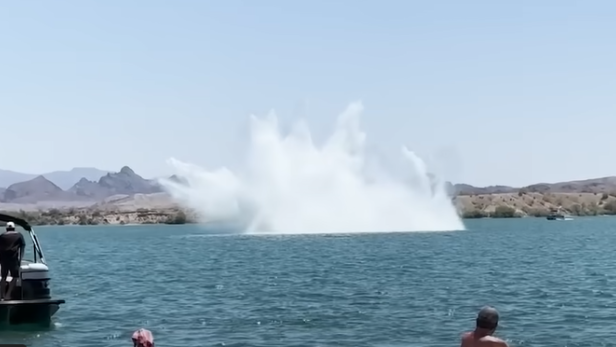 Dramatischer Speedboot-Unfall: Video zeigt fliegendes Motorboot Ein Speedboot prallt auf der Wasseroberfläche auf und lässt Wassermassen emporsteigen