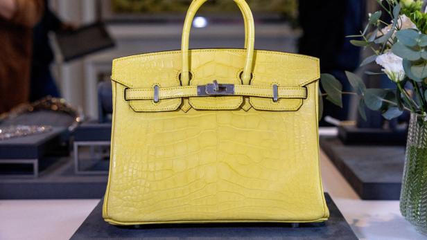 Eine Mimosa Matte Mississippiensis Alligator Birkin Handtasche von Hermès wird während einer Auktionsvorschau bei Sotheby's in Genf gezeigt.