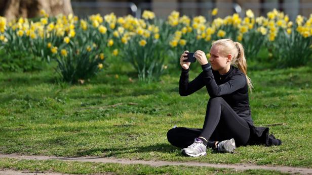 Frau in Park auf Wiese