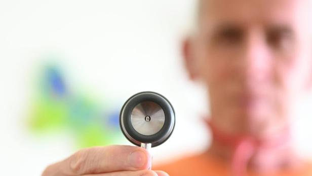 ++ THEMENBILD ++ ARZT / ÄRZTE / KRANKHEIT / GESUNDHEIT / UNTERSUCHUNG / ÜBERWEISUNG / DIAGNOSE / BEHANDLUNG / PATIENT / ÖGK Arzt
